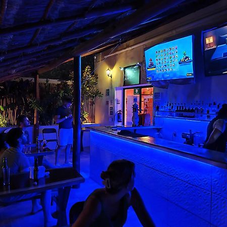 New Friends Hostel & Bar Adults Only Валядолид Екстериор снимка