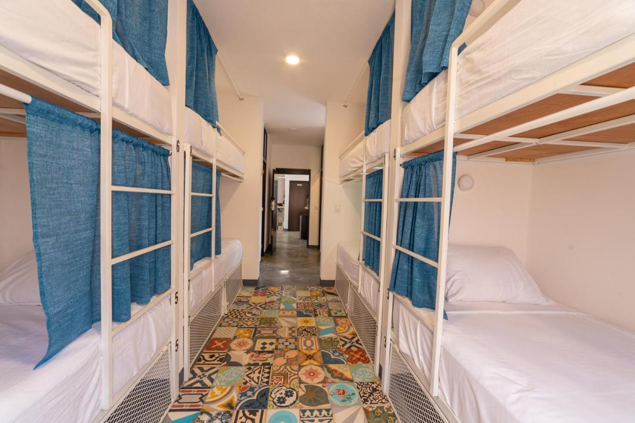 New Friends Hostel & Bar Adults Only Валядолид Екстериор снимка