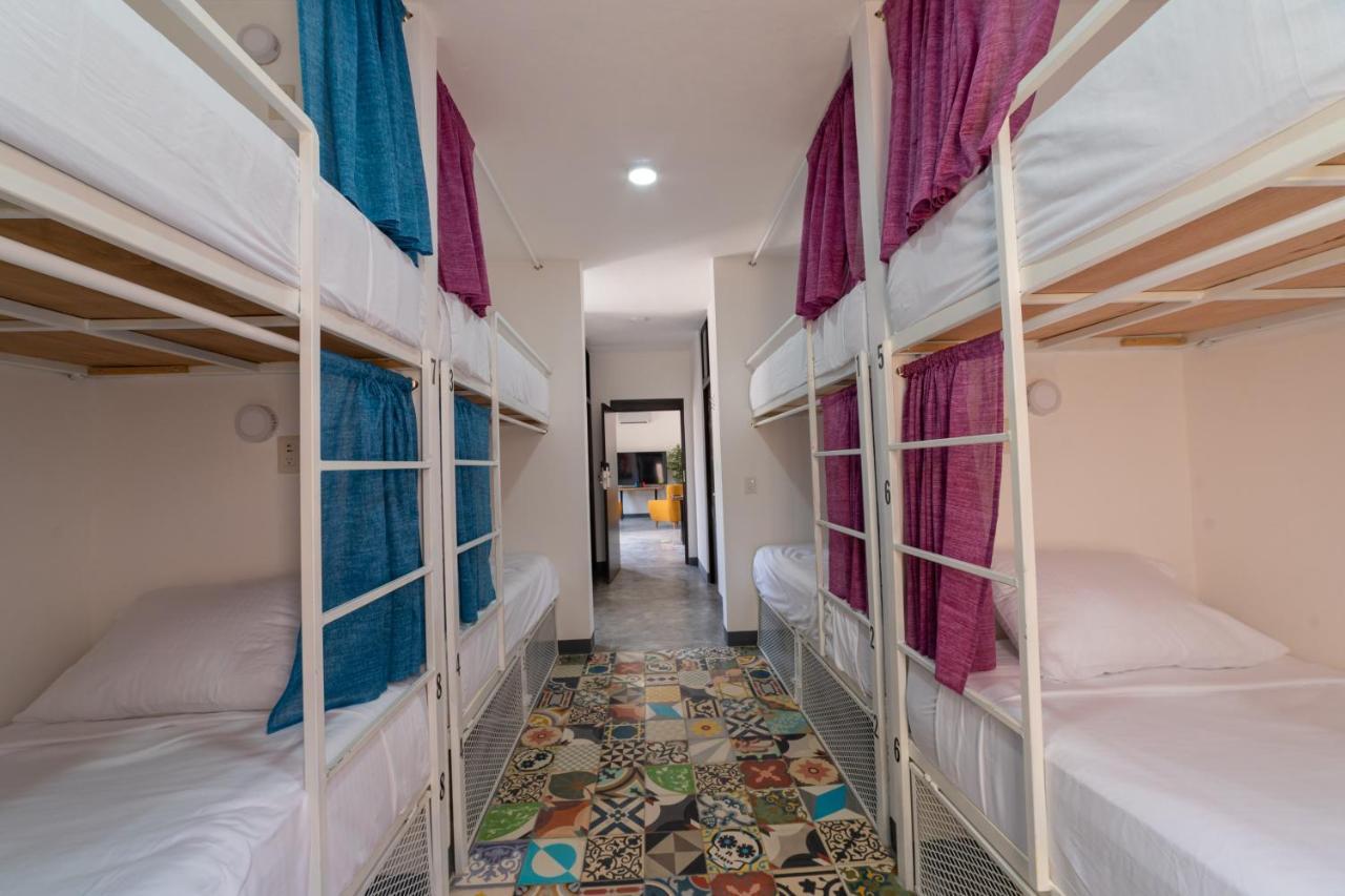 New Friends Hostel & Bar Adults Only Валядолид Екстериор снимка