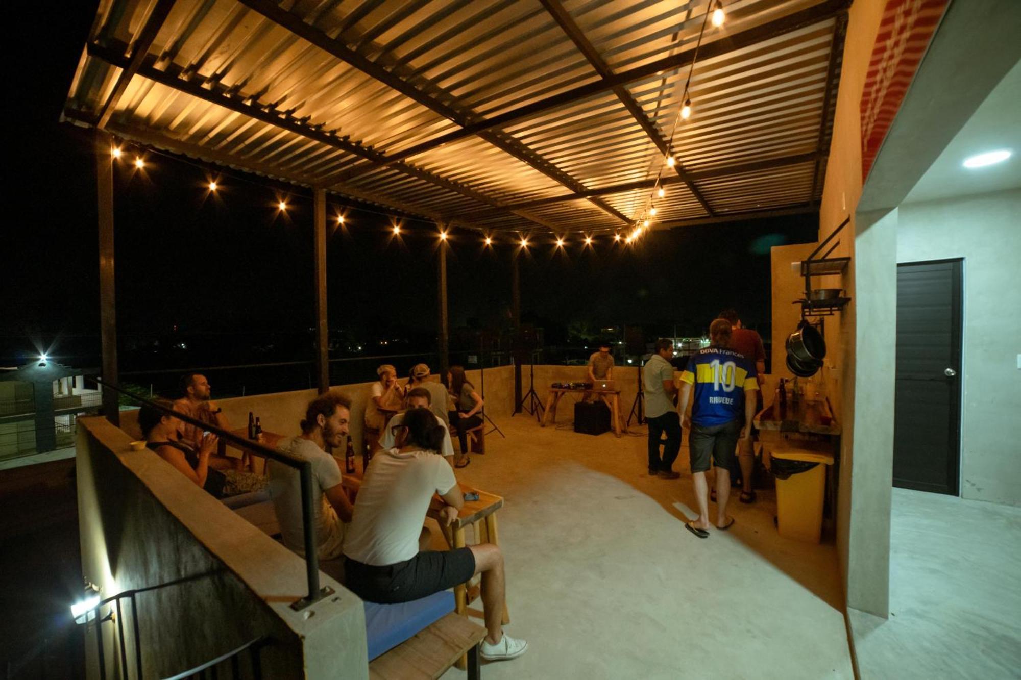 New Friends Hostel & Bar Adults Only Валядолид Екстериор снимка