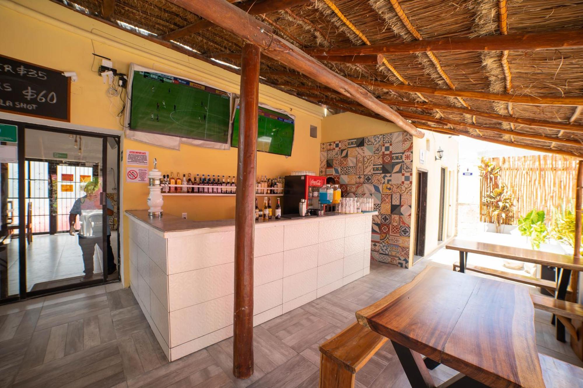 New Friends Hostel & Bar Adults Only Валядолид Екстериор снимка